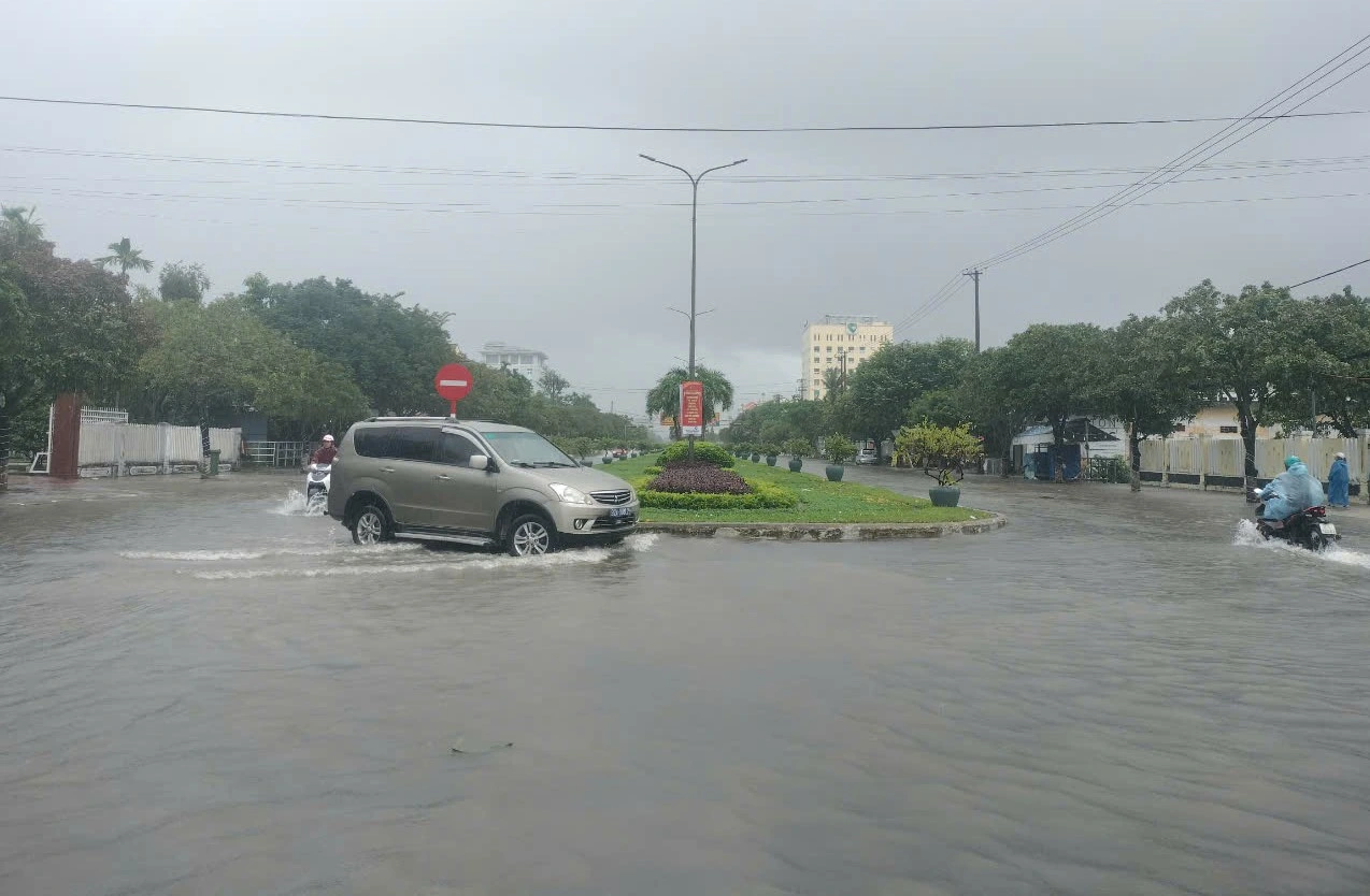 Quảng Nam: Mưa như trút, nhiều tuyến đường ở TP.Tam Kỳ ngập sâu