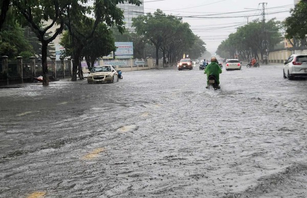 Quảng Nam: Mưa như trút, nhiều tuyến đường ở TP.Tam Kỳ ngập sâu