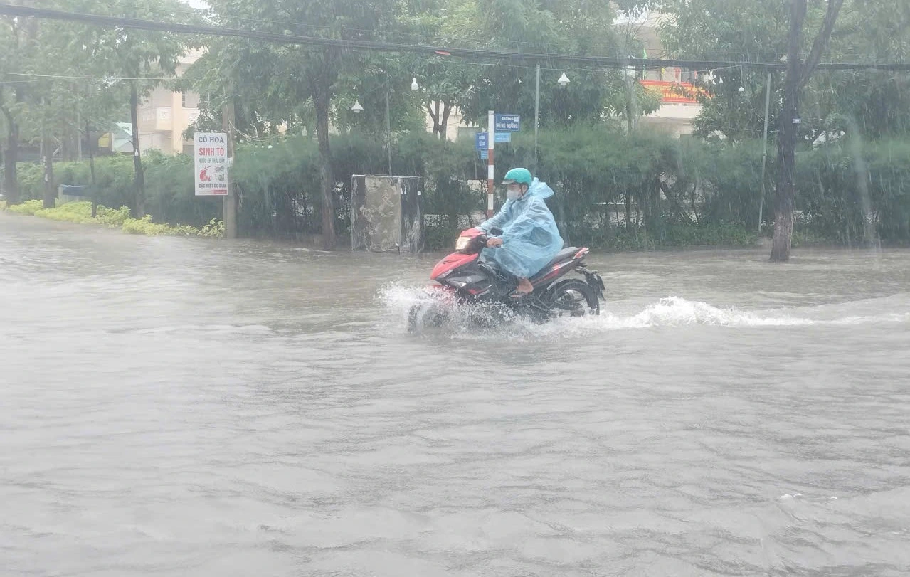 Quảng Nam: Mưa như trút, nhiều tuyến đường ở TP.Tam Kỳ ngập sâu