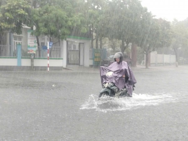 Quảng Nam: Mưa trắng trời, nhiều tuyến phố Tam Kỳ chìm trong biển nước