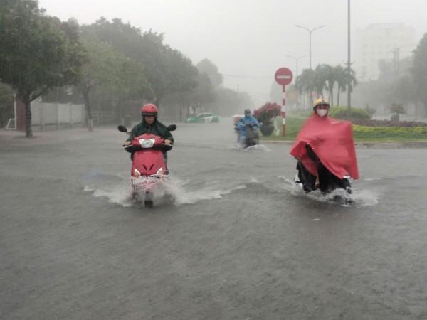 Quảng Nam: Mưa trắng trời, nhiều tuyến phố Tam Kỳ chìm trong biển nước