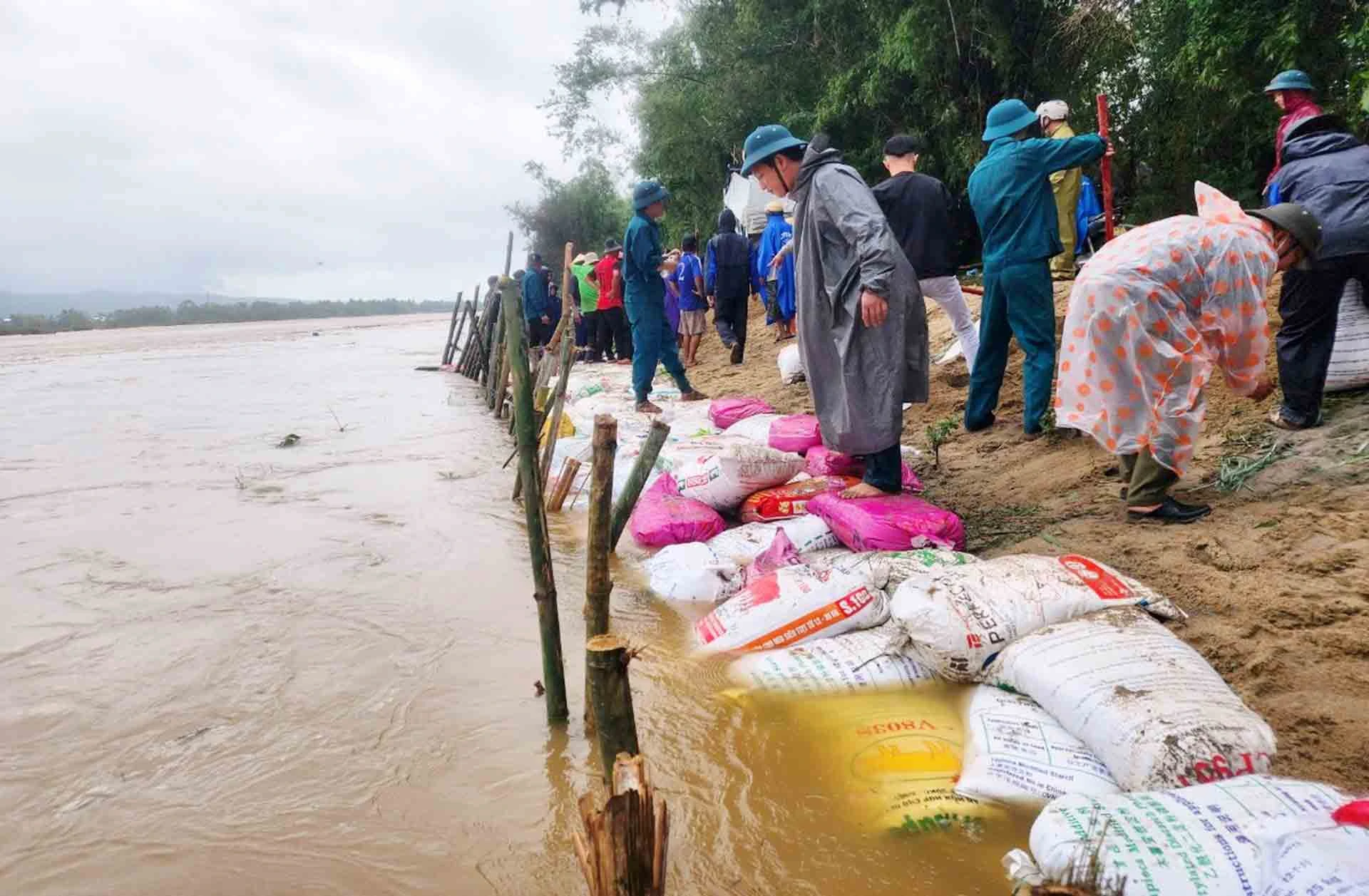 Quảng Nam sạt lở, ngập lụt trên diện rộng
