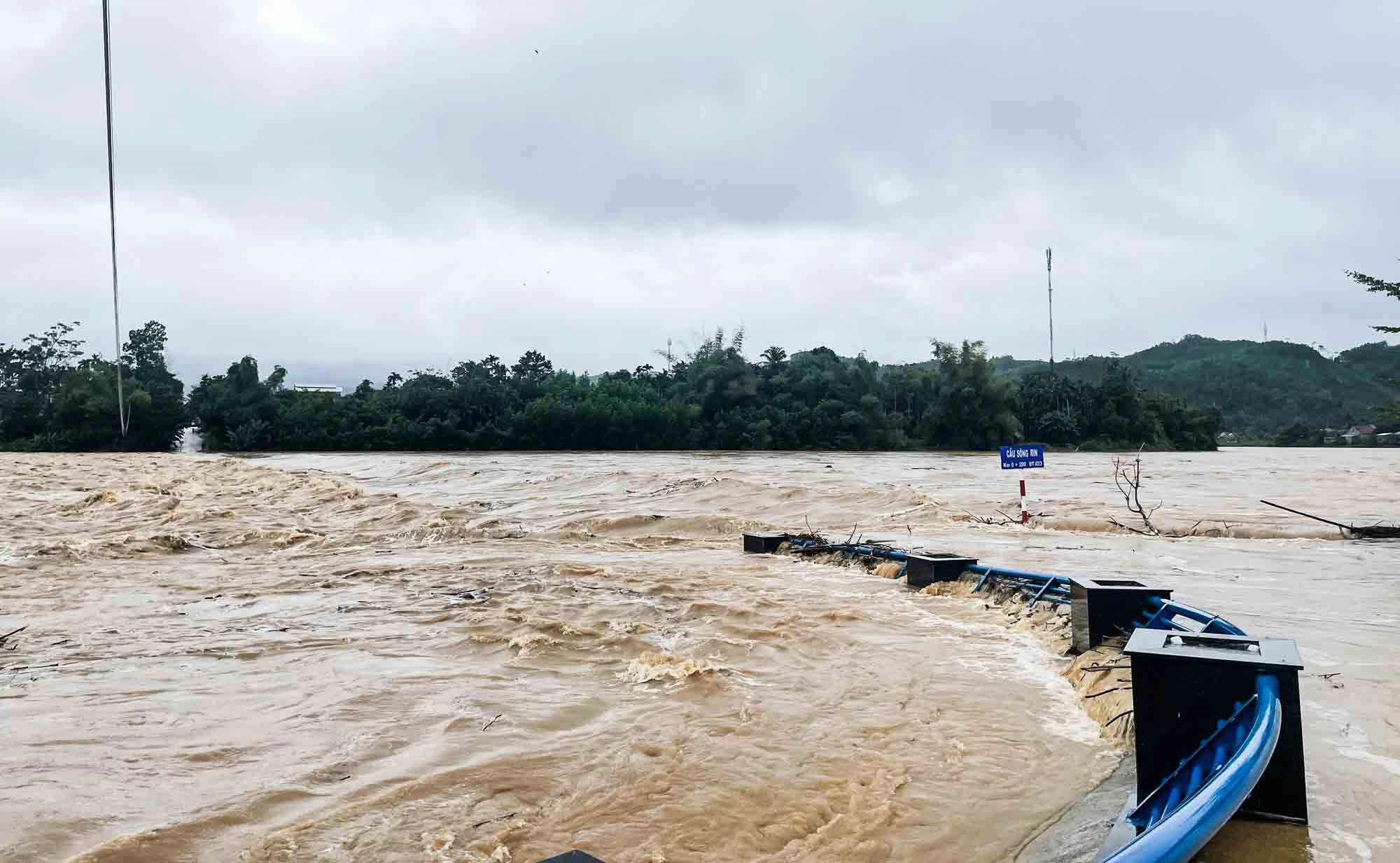 Quảng Nam sạt lở, ngập lụt trên diện rộng