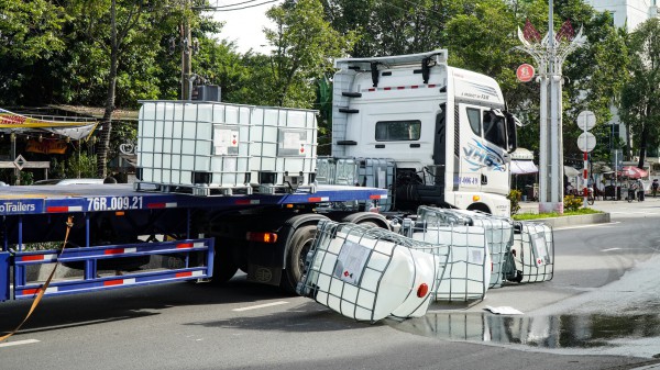 Quảng Ngãi: 4 thùng chất lỏng, nghi hóa chất rơi xuống đường, bốc mùi nồng nặc