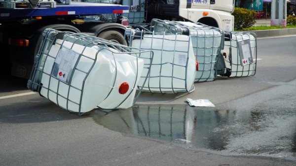 Quảng Ngãi: 4 thùng chất lỏng, nghi hóa chất rơi xuống đường, bốc mùi nồng nặc