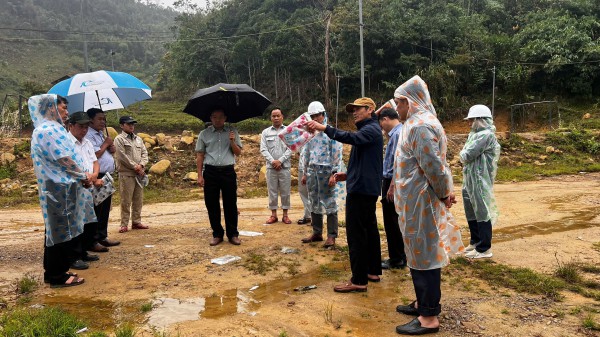 Quảng Ngãi: Băng rừng, vượt suối để đưa điện về Tu Thôn Quảng Ngãi: Băng rừng, vượt suối để đưa điện về Tu Thôn