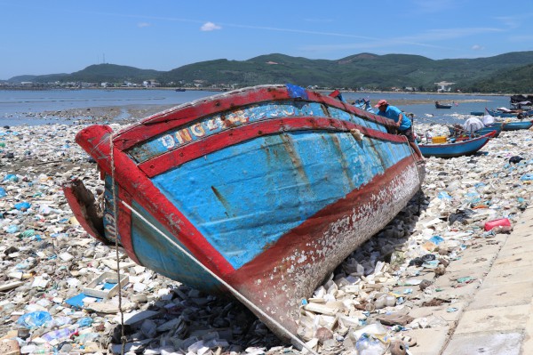 Quảng Ngãi: Cận cảnh rác thải bủa vây đầm nước mặn Sa Huỳnh