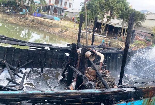 Quảng Ngãi: Cháy 4 tàu cá khi đang neo đậu trên sông Trà Bồng