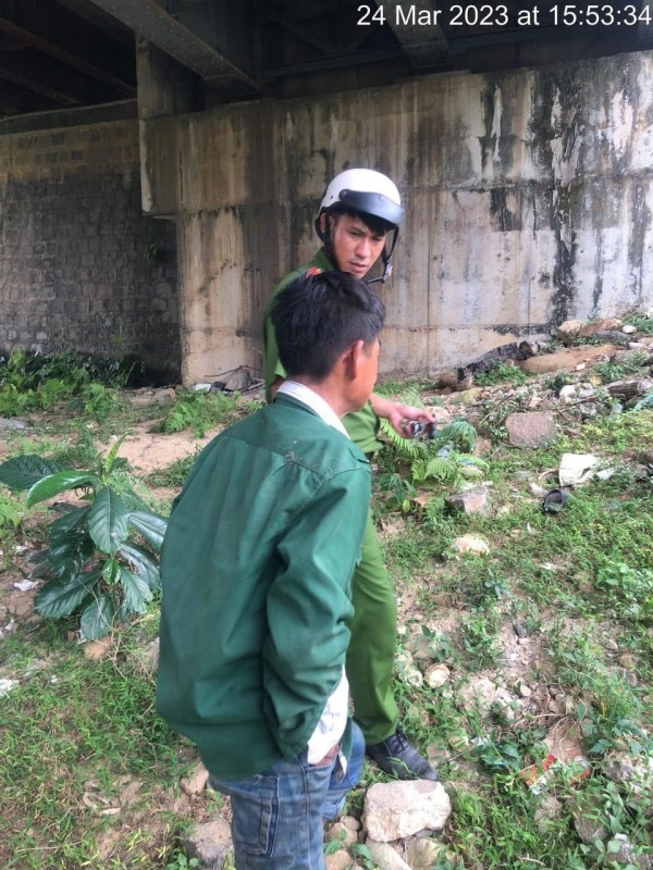Quảng Ngãi: Công an đưa người tâm thần đi lạc về với gia đình ở Quảng Nam