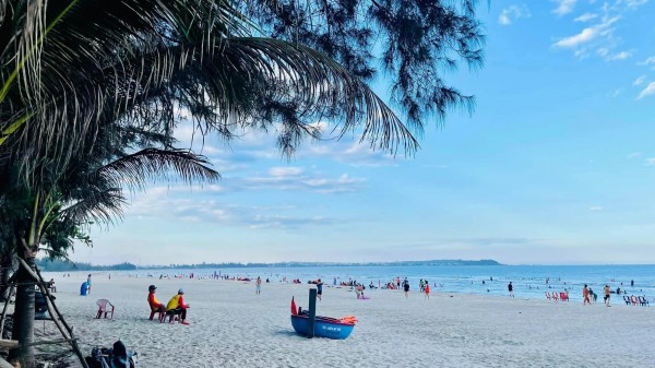 Quảng Ngãi: Cứu 5 người bị sóng cuốn trôi khi tắm biển