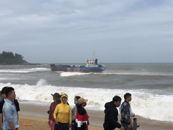 Quảng Ngãi: Cứu hộ 11 người và hơn 2.700 tấn gạo trên tàu hàng bị thủng đáy