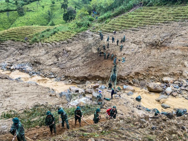 Quảng Ngãi: Gần 200 bộ đội mở đường vào 5 thôn bị cô lập ở xã Ngọc Linh Quảng Ngãi: Gần 200 bộ đội mở đường vào 5 thôn bị cô lập ở xã Ngọc Linh