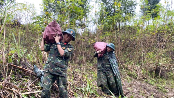 Quảng Ngãi: Gần 200 bộ đội mở đường vào 5 thôn bị cô lập ở xã Ngọc Linh Quảng Ngãi: Gần 200 bộ đội mở đường vào 5 thôn bị cô lập ở xã Ngọc Linh