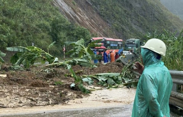 Quảng Ngãi: Giao thông miền núi bị ảnh hưởng trầm trọng do sạt lở sau mưa lớn Quảng Ngãi: Giao thông miền núi bị ảnh hưởng trầm trọng do sạt lở sau mưa lớn