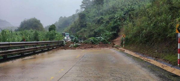 Quảng Ngãi: Giao thông miền núi bị ảnh hưởng trầm trọng do sạt lở sau mưa lớn Quảng Ngãi: Giao thông miền núi bị ảnh hưởng trầm trọng do sạt lở sau mưa lớn