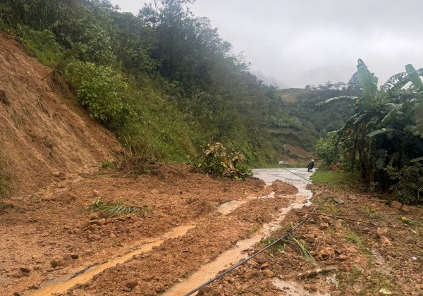 Quảng Ngãi: Giao thông miền núi bị ảnh hưởng trầm trọng do sạt lở sau mưa lớn Quảng Ngãi: Giao thông miền núi bị ảnh hưởng trầm trọng do sạt lở sau mưa lớn