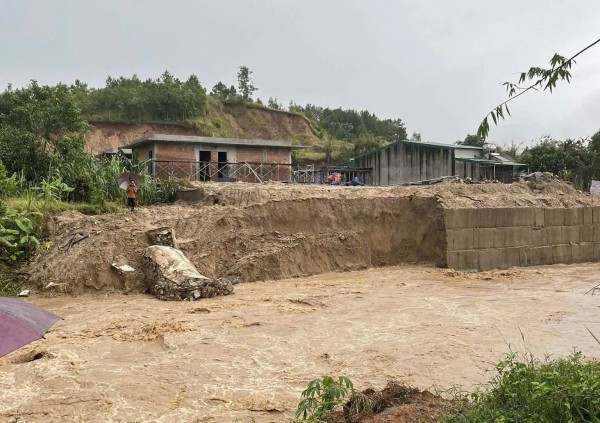 Quảng Ngãi: Giao thông miền núi bị ảnh hưởng trầm trọng do sạt lở sau mưa lớn Quảng Ngãi: Giao thông miền núi bị ảnh hưởng trầm trọng do sạt lở sau mưa lớn