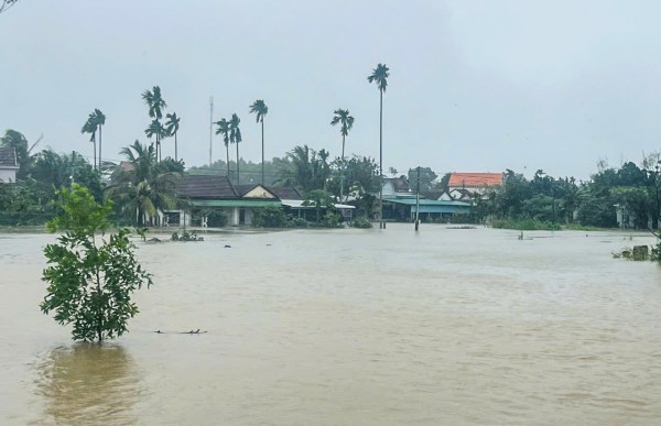 Quảng Ngãi: Hàng chục nhà dân chìm trong biển nước, chủ động cho học sinh nghỉ học