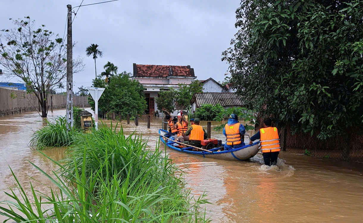 Quảng Ngãi: Hàng chục nhà dân chìm trong biển nước, chủ động cho học sinh nghỉ học