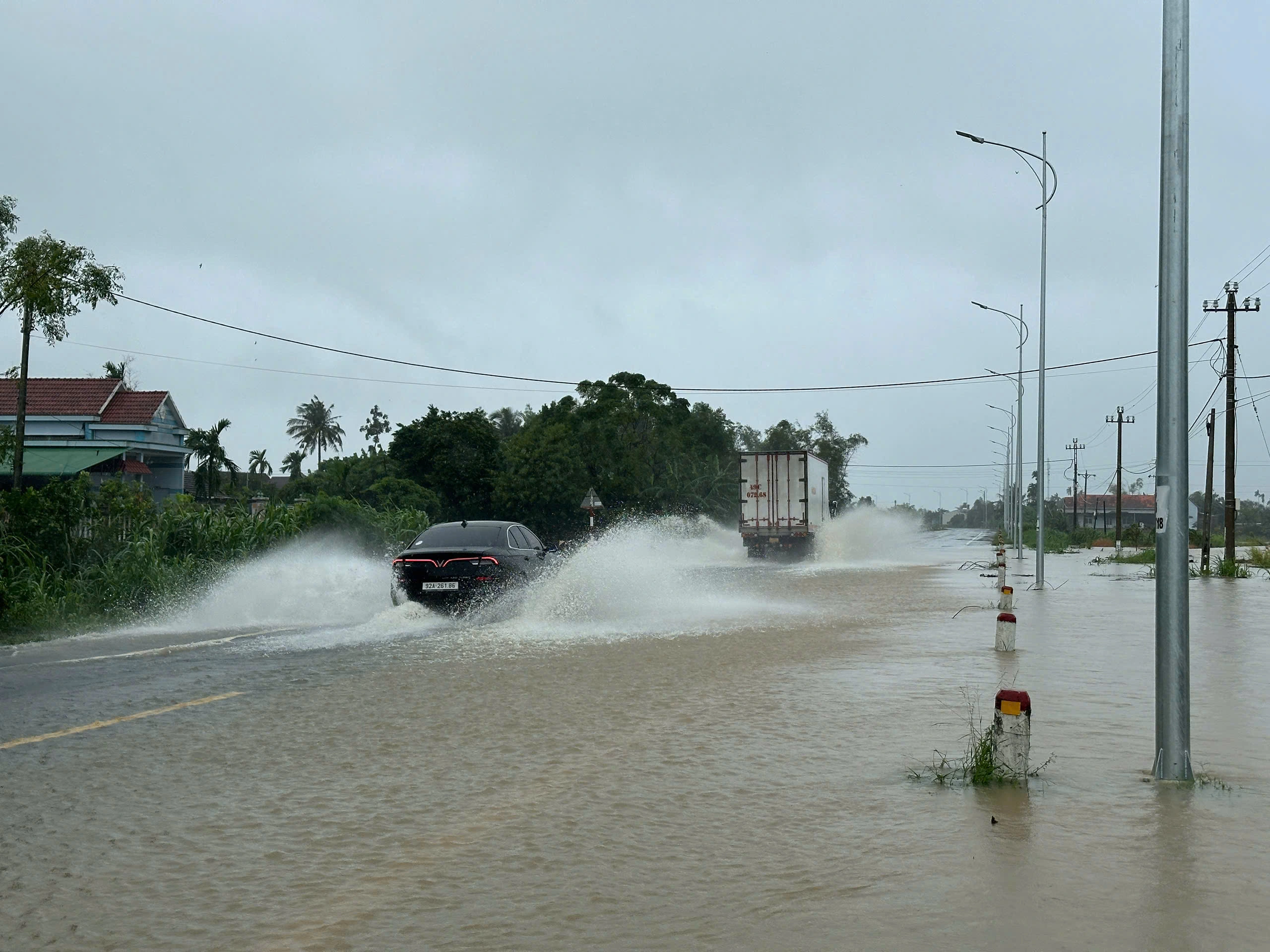 Quảng Ngãi: Hàng chục nhà dân chìm trong biển nước, chủ động cho học sinh nghỉ học