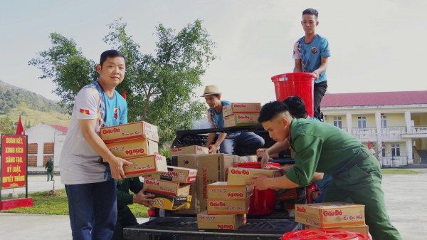 Quảng Ngãi: 'Kết nối biển - rừng' tiếp sức đồng bào biên giới Đăk Plô