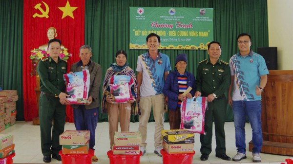 Quảng Ngãi: 'Kết nối biển - rừng' tiếp sức đồng bào biên giới Đăk Plô