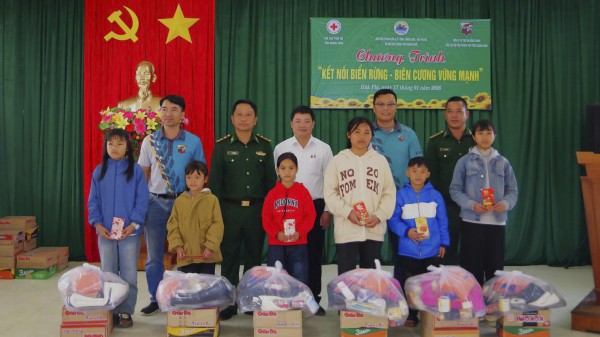 Quảng Ngãi: 'Kết nối biển - rừng' tiếp sức đồng bào biên giới Đăk Plô