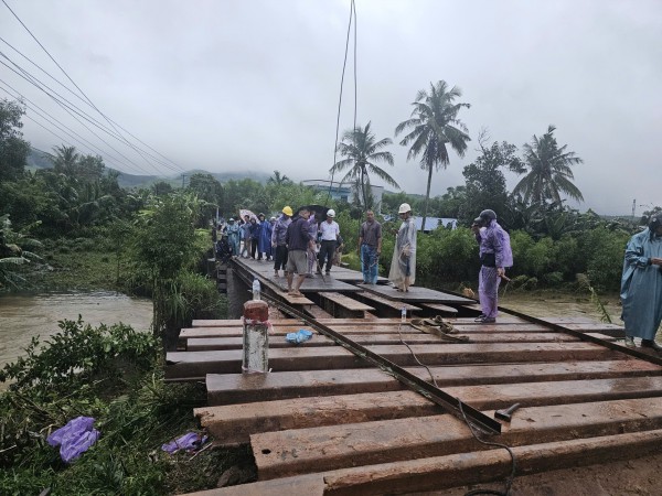 Quảng Ngãi: Làm cầu sắt tạm giúp hơn 1.800 người dân tránh bị cô lập Quảng Ngãi: Làm cầu sắt tạm giúp hơn 1.800 người dân tránh bị cô lập