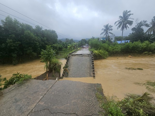 Quảng Ngãi: Làm cầu sắt tạm giúp hơn 1.800 người dân tránh bị cô lập Quảng Ngãi: Làm cầu sắt tạm giúp hơn 1.800 người dân tránh bị cô lập