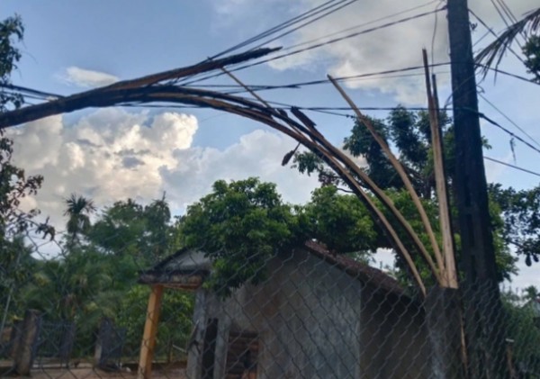 Quảng Ngãi: Lốc xoáy làm 70 nhà dân tốc mái, trụ sở UBND xã hư hỏng Quảng Ngãi: Lốc xoáy làm 70 nhà dân tốc mái, trụ sở UBND xã hư hỏng