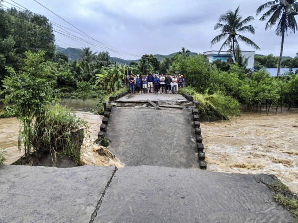Quảng Ngãi: Lũ cuốn sập cầu Cây Sung, 250 hộ dân bị cô lập Quảng Ngãi: Lũ cuốn sập cầu Cây Sung, 250 hộ dân bị cô lập