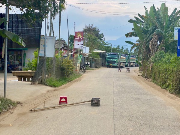 Quảng Ngãi: Người dân chặn đoàn xe tải chở đất gây bụi