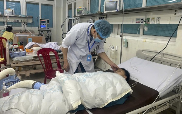 Quảng Ngãi: Người đàn ông ôm hai cháu bé nhảy cầu Trường Xuân, một bé tử vong