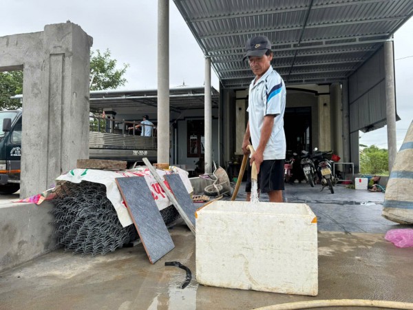 Quảng Ngãi: Người dân vùng biển cấp tập chằng chống nhà, tàu thuyền trước bão số 13 Kalmaegi