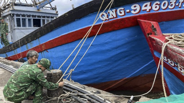 Quảng Ngãi: Người dân vùng biển cấp tập chằng chống nhà, tàu thuyền trước bão số 13 Kalmaegi