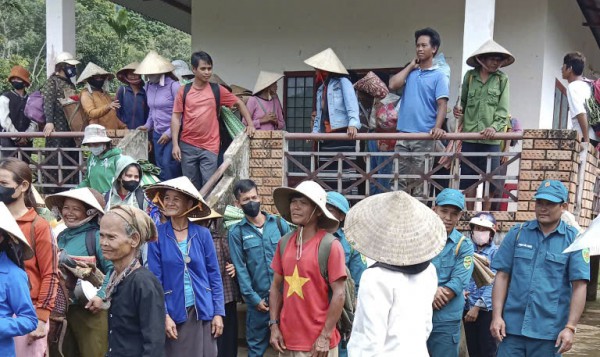 Quảng Ngãi: Nứt núi Gò Oát, di dời khẩn cấp 61 hộ dân Quảng Ngãi: Nứt núi Gò Oát, di dời khẩn cấp 61 hộ dân