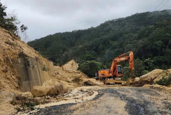 Quảng Ngãi: QL24 xuất hiện nhiều điểm sạt lở, giao thông ách tắc Quảng Ngãi: QL24 xuất hiện nhiều điểm sạt lở, giao thông ách tắc