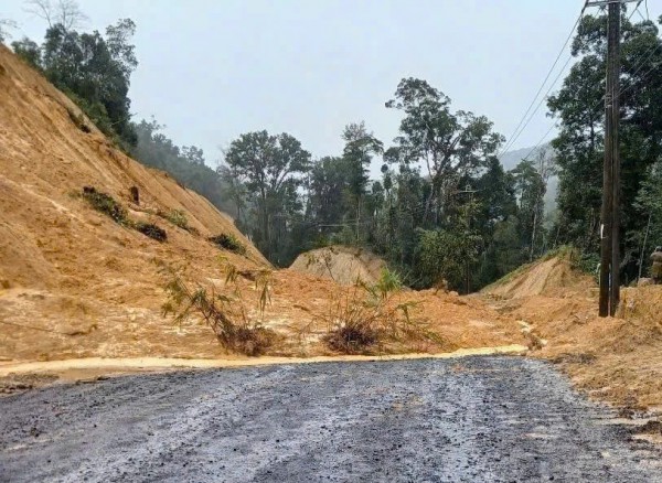 Quảng Ngãi: QL24 xuất hiện nhiều điểm sạt lở, giao thông ách tắc Quảng Ngãi: QL24 xuất hiện nhiều điểm sạt lở, giao thông ách tắc