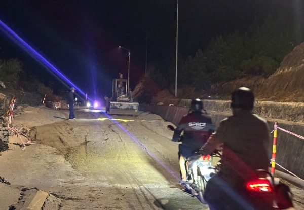 Quảng Ngãi: QL24 xuất hiện nhiều điểm sạt lở, giao thông ách tắc Quảng Ngãi: QL24 xuất hiện nhiều điểm sạt lở, giao thông ách tắc