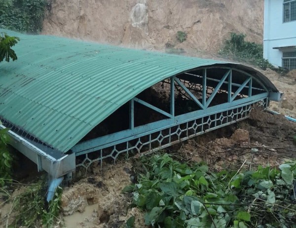Quảng Ngãi: Sạt lở ập vào trạm y tế, mưa lũ gây chia cắt nhiều nơi Quảng Ngãi: Sạt lở ập vào trạm y tế, mưa lũ gây chia cắt nhiều nơi