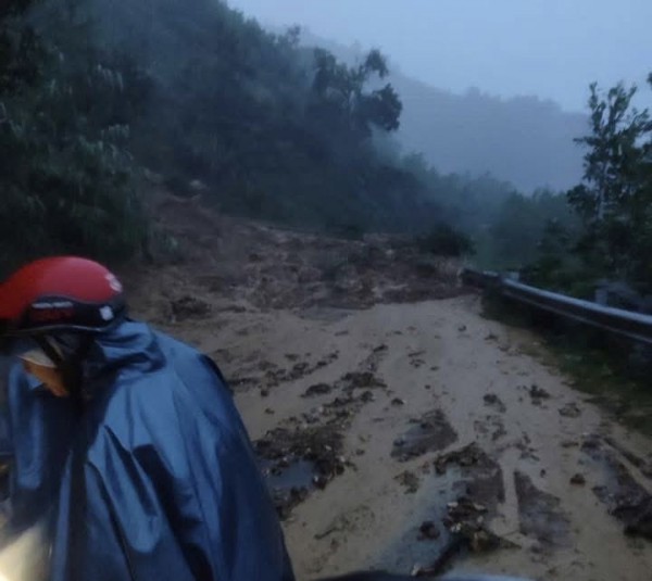 Quảng Ngãi: Sạt lở ập vào trạm y tế, mưa lũ gây chia cắt nhiều nơi Quảng Ngãi: Sạt lở ập vào trạm y tế, mưa lũ gây chia cắt nhiều nơi