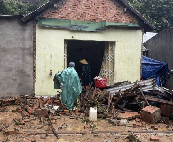 Quảng Ngãi: Sạt lở ập vào trạm y tế, mưa lũ gây chia cắt nhiều nơi Quảng Ngãi: Sạt lở ập vào trạm y tế, mưa lũ gây chia cắt nhiều nơi