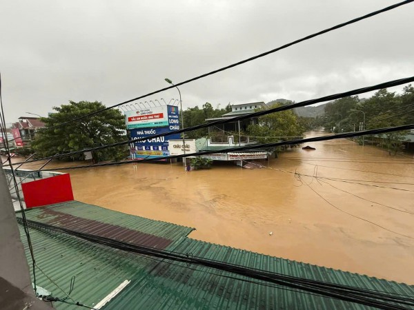 Quảng Ngãi: Sạt lở ập vào trạm y tế, mưa lũ gây chia cắt nhiều nơi Quảng Ngãi: Sạt lở ập vào trạm y tế, mưa lũ gây chia cắt nhiều nơi