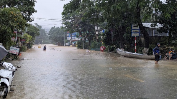 Quảng Ngãi: Sạt lở ập vào trạm y tế, mưa lũ gây chia cắt nhiều nơi Quảng Ngãi: Sạt lở ập vào trạm y tế, mưa lũ gây chia cắt nhiều nơi