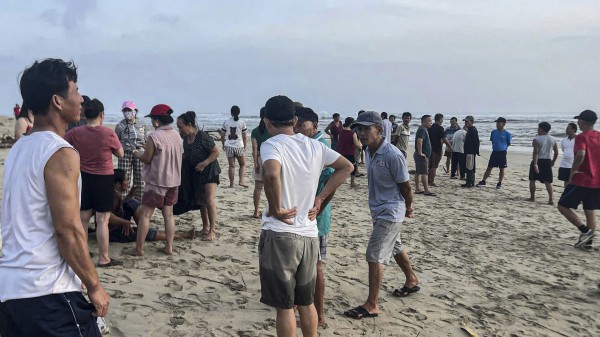 Quảng Ngãi: Sóng lớn đánh chìm ghe, hai vợ chồng được cứu thoát Quảng Ngãi: Sóng lớn đánh chìm ghe, hai vợ chồng được cứu thoát