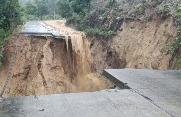 Quảng Ngãi: Tạm dừng lưu thông qua cầu Trà Khúc 1 do nước lũ dâng cao Quảng Ngãi: Tạm dừng lưu thông qua cầu Trà Khúc 1 do nước lũ dâng cao
