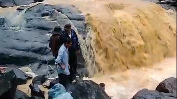 Quảng Ngãi: Tìm kiếm học sinh mất tích do trượt chân ngã xuống thác Vực Bà