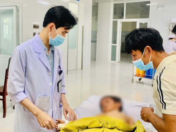 Quảng Ngãi: Xe công nông trượt bánh khi xuống đồi, 13 trẻ em trên xe bị thương