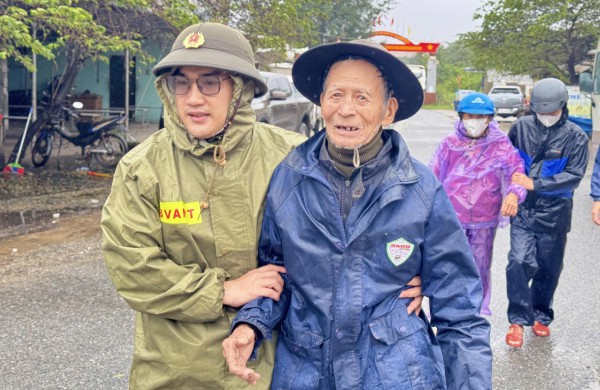 Quảng Ngãi 'chạy đua' di dời dân tránh bão Kalmaegi Quảng Ngãi 'chạy đua' di dời dân tránh bão Kalmaegi