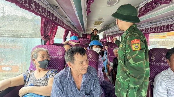 Quảng Ngãi 'chạy đua' di dời dân tránh bão Kalmaegi Quảng Ngãi 'chạy đua' di dời dân tránh bão Kalmaegi